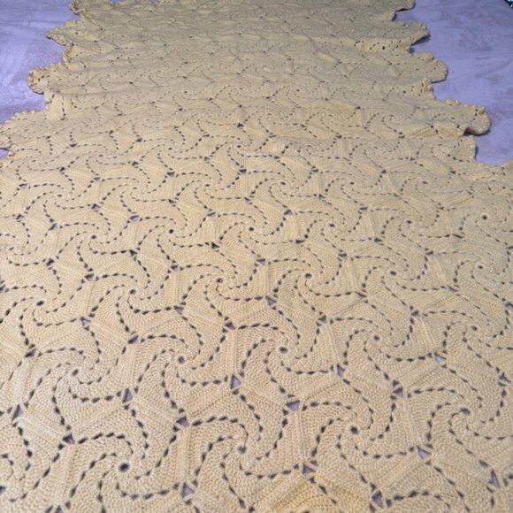 Vintage handmade blanket yellow wool  Hexagonal-Swirl pattern  43” x 72” - Picture 4 of 6